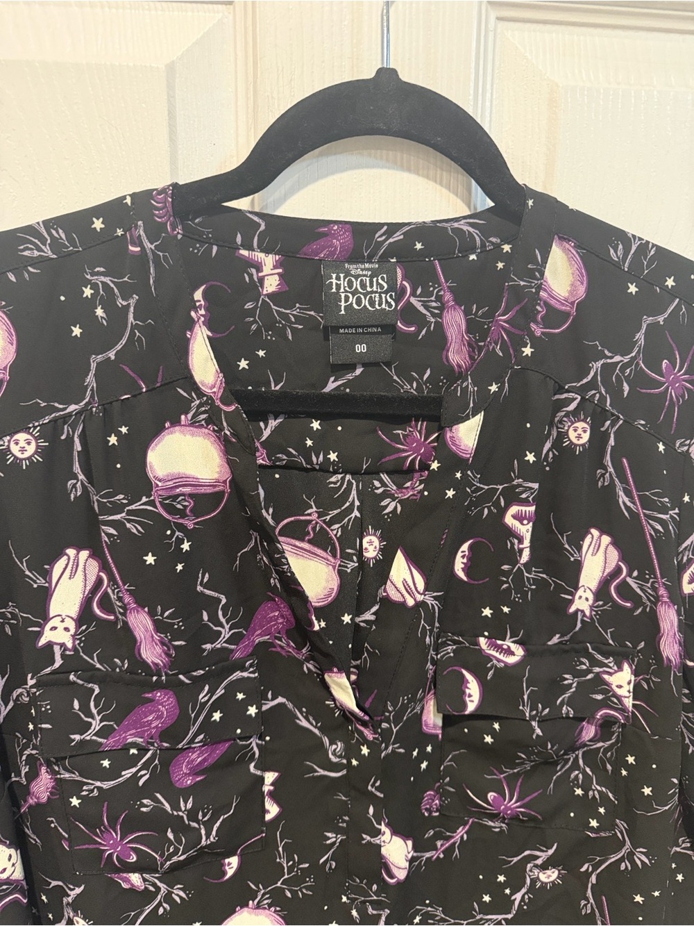 Disney Torrid Hocus Pocus black Harper 3/4 sleeve v neck blouse size 00/ 10 - Picture 4 of 9
